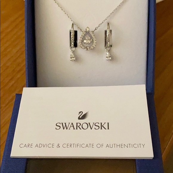 NWT Swarovski Moving Pendent & dangling earrings
